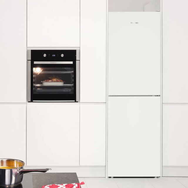 Blomberg VitaminCare+ KND24692V 59.7cm 50/50 Total No Frost Combi Fridge Freezer - White