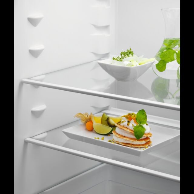 Zanussi ZNNN18ES3 54.6cm 70/30 Integrated Frost Free Fridge Freezer