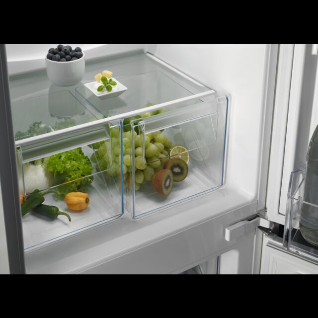 Zanussi ZNNN18ES3 54.6cm 70/30 Integrated Frost Free Fridge Freezer